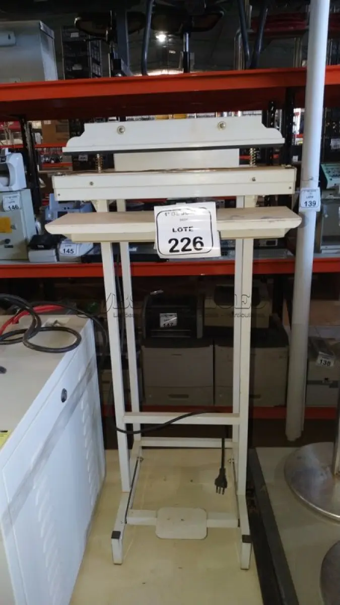 LOTE 226 - 01 SELADORA COM PEDAL. (NO ESTADO) ATENÇÃO! FAZER A VISITAÇÃO ANTES DE ARREMATAR, NÃO SABEMOS SE FUNCIONA, LEILÃO NÃO TEM GARANTIA E NEM DEVOLUÇÃO, SUJEITO A POSSÍVEIS AVARIAS VISÍVEIS/OCULTAS E/OU AUSÊNCIA DE COMPONENTES.