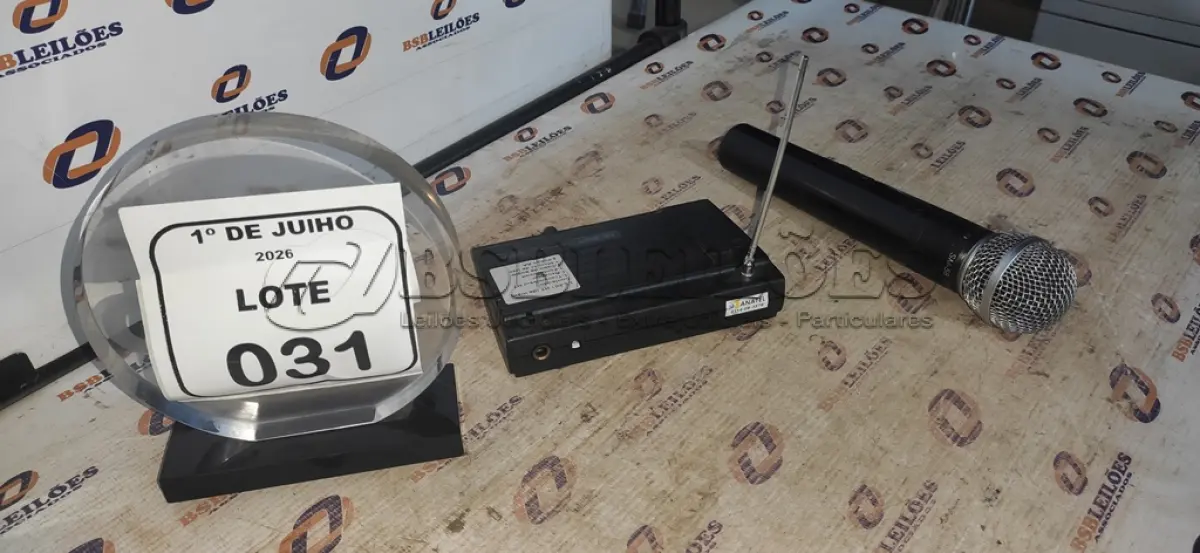 LOTE 031 - 01 MICROFONE COM RECEPTOR. (NO ESTADO) ATENÇÃO! FAZER A VISITAÇÃO ANTES DE ARREMATAR, NÃO SABEMOS SE FUNCIONA, LEILÃO NÃO TEM GARANTIA E NEM DEVOLUÇÃO, SUJEITO A POSSÍVEIS AVARIAS VISÍVEIS/OCULTAS E/OU AUSÊNCIA DE COMPONENTES.