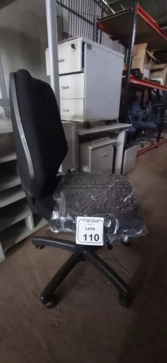 LOTE 110 - 01 CADEIRA DE ESCRITÓRIO GIRATÓRIA. (NO ESTADO) ATENÇÃO! FAZER A VISITAÇÃO ANTES DE ARREMATAR, NÃO SABEMOS SE FUNCIONA, LEILÃO NÃO TEM GARANTIA E NEM DEVOLUÇÃO, SUJEITO A POSSÍVEIS AVARIAS VISÍVEIS/OCULTAS E/OU AUSÊNCIA DE COMPONENTES.