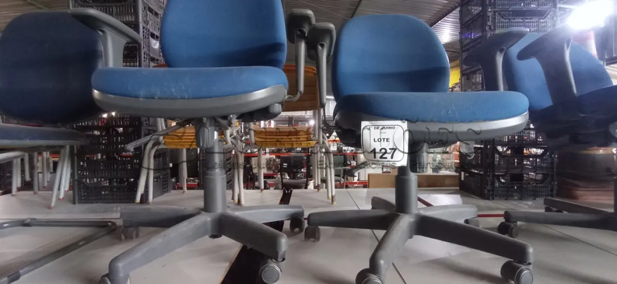 LOTE 127 - 02 CADEIRAS DE ESCRITÓRIO GIRATÓRIAS. (NO ESTADO) ATENÇÃO! FAZER A VISITAÇÃO ANTES DE ARREMATAR, NÃO SABEMOS SE FUNCIONA, LEILÃO NÃO TEM GARANTIA E NEM DEVOLUÇÃO, SUJEITO A POSSÍVEIS AVARIAS VISÍVEIS/OCULTAS E/OU AUSÊNCIA DE COMPONENTES.