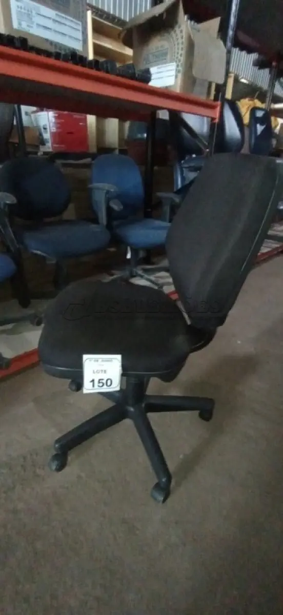 LOTE 150 - 01 CADEIRA DE ESCRITÓRIO GIRATÓRIA. (NO ESTADO) ATENÇÃO! FAZER A VISITAÇÃO ANTES DE ARREMATAR, NÃO SABEMOS SE FUNCIONA, LEILÃO NÃO TEM GARANTIA E NEM DEVOLUÇÃO, SUJEITO A POSSÍVEIS AVARIAS VISÍVEIS/OCULTAS E/OU AUSÊNCIA DE COMPONENTES.