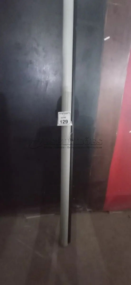 LOTE 129 - 01 TELA DE PROJEÇÃO RETRÁTIL. (NO ESTADO) ATENÇÃO! FAZER A VISITAÇÃO ANTES DE ARREMATAR, NÃO SABEMOS SE FUNCIONA, LEILÃO NÃO TEM GARANTIA E NEM DEVOLUÇÃO, SUJEITO A POSSÍVEIS AVARIAS VISÍVEIS/OCULTAS E/OU AUSÊNCIA DE COMPONENTES.