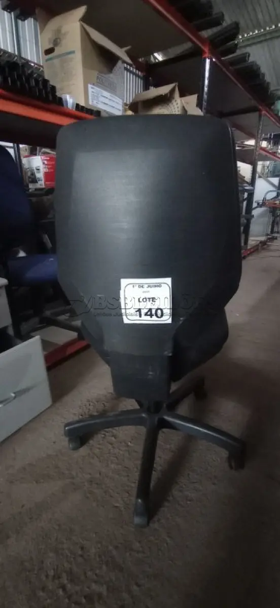 LOTE 140 - 01 CADEIRA DE ESCRITÓRIO GIRATÓRIA. (NO ESTADO) ATENÇÃO! FAZER A VISITAÇÃO ANTES DE ARREMATAR, NÃO SABEMOS SE FUNCIONA, LEILÃO NÃO TEM GARANTIA E NEM DEVOLUÇÃO, SUJEITO A POSSÍVEIS AVARIAS VISÍVEIS/OCULTAS E/OU AUSÊNCIA DE COMPONENTES.