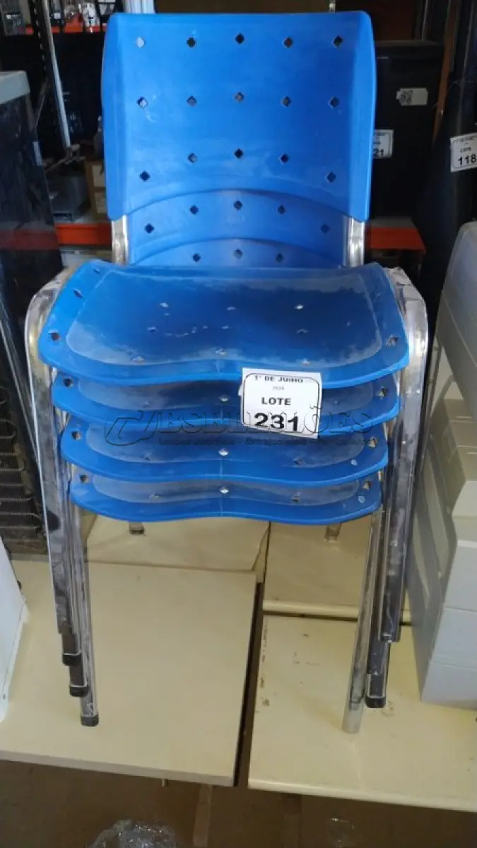 LOTE 231 - 04 CADEIRAS COM PÉS FIXOS. (NO ESTADO) ATENÇÃO! FAZER A VISITAÇÃO ANTES DE ARREMATAR, NÃO SABEMOS SE FUNCIONA, LEILÃO NÃO TEM GARANTIA E NEM DEVOLUÇÃO, SUJEITO A POSSÍVEIS AVARIAS VISÍVEIS/OCULTAS E/OU AUSÊNCIA DE COMPONENTES.