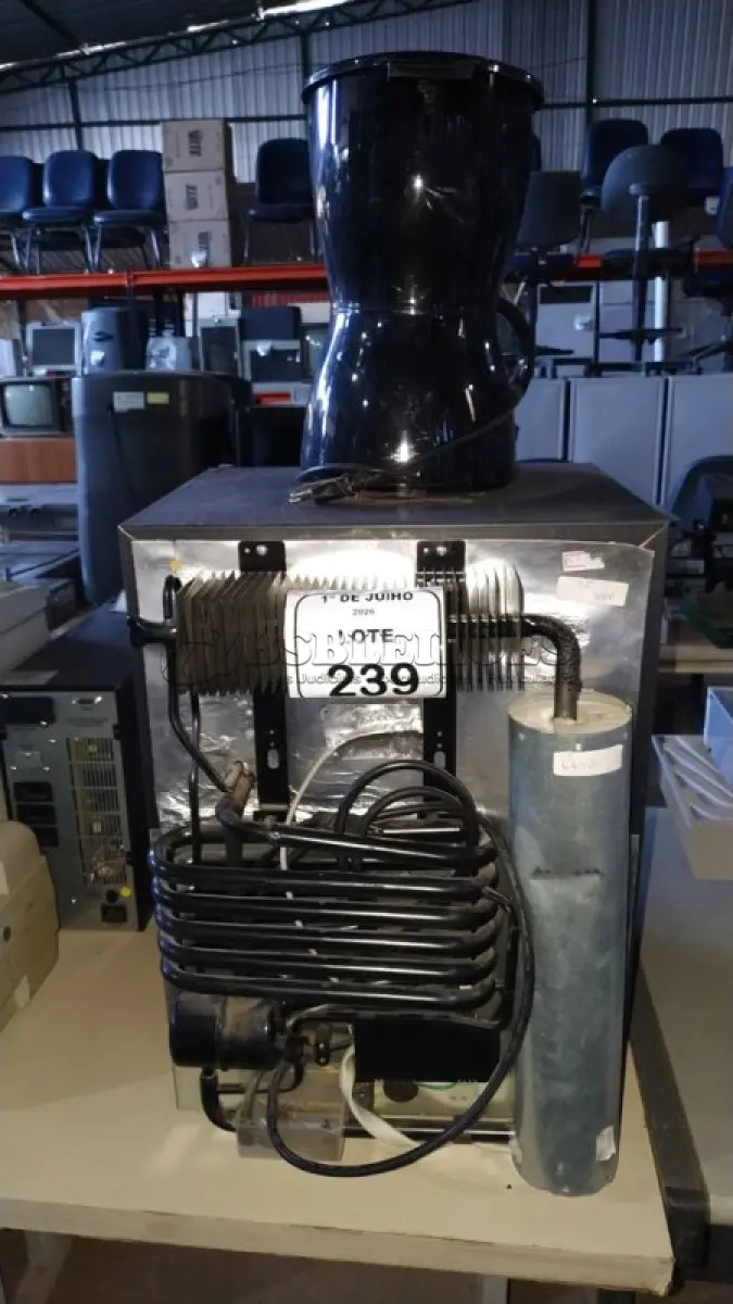 LOTE 239 - 01 FRIGOBAR 220V MARCA ELECTROLUX E 01 CAFETEIRA MARCA MONDIAL. (NO ESTADO) ATENÇÃO! FAZER A VISITAÇÃO ANTES DE ARREMATAR, NÃO SABEMOS SE FUNCIONA, LEILÃO NÃO TEM GARANTIA E NEM DEVOLUÇÃO, SUJEITO A POSSÍVEIS AVARIAS VISÍVEIS/OCULTAS E/OU AUSÊNCIA DE COMPONENTES.