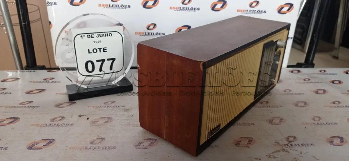 LOTE 077 - 01 RÁDIO VINTAGE COM DESING EM MADEIRA MODELO PRÍNCIPE MARCA FRAHM. (NO ESTADO) ATENÇÃO! FAZER A VISITAÇÃO ANTES DE ARREMATAR, NÃO SABEMOS SE FUNCIONA, LEILÃO NÃO TEM GARANTIA E NEM DEVOLUÇÃO, SUJEITO A POSSÍVEIS AVARIAS VISÍVEIS/OCULTAS E/OU AUSÊNCIA DE COMPONENTES.