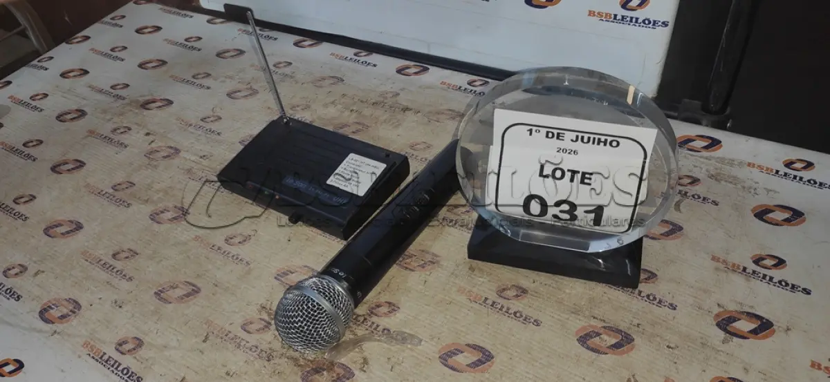 LOTE 031 - 01 MICROFONE COM RECEPTOR. (NO ESTADO) ATENÇÃO! FAZER A VISITAÇÃO ANTES DE ARREMATAR, NÃO SABEMOS SE FUNCIONA, LEILÃO NÃO TEM GARANTIA E NEM DEVOLUÇÃO, SUJEITO A POSSÍVEIS AVARIAS VISÍVEIS/OCULTAS E/OU AUSÊNCIA DE COMPONENTES.