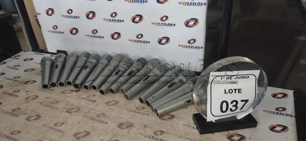 LOTE 037 - 15 MICROFONES DE MARCAS E MODELOS DIVERSOS. (NO ESTADO) ATENÇÃO! FAZER A VISITAÇÃO ANTES DE ARREMATAR, NÃO SABEMOS SE FUNCIONA, LEILÃO NÃO TEM GARANTIA E NEM DEVOLUÇÃO, SUJEITO A POSSÍVEIS AVARIAS VISÍVEIS/OCULTAS E/OU AUSÊNCIA DE COMPONENTES.