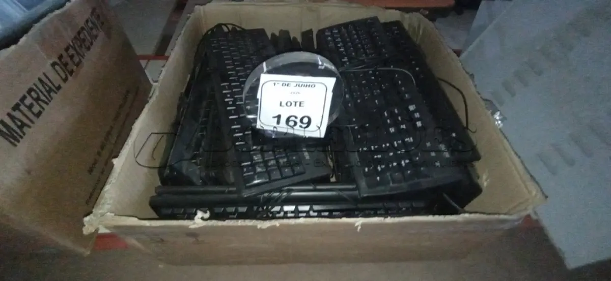 LOTE 169 - 01 LOTE COM GRANDE QUANTIDADE DE TECLADOS DE PC DE MARCAS E MODELOS DIVERSOS. (NO ESTADO) ATENÇÃO! FAZER A VISITAÇÃO ANTES DE ARREMATAR, NÃO SABEMOS SE FUNCIONA, LEILÃO NÃO TEM GARANTIA E NEM DEVOLUÇÃO, SUJEITO A POSSÍVEIS AVARIAS VISÍVEIS/OCULTAS E/OU AUSÊNCIA DE COMPONENTES.