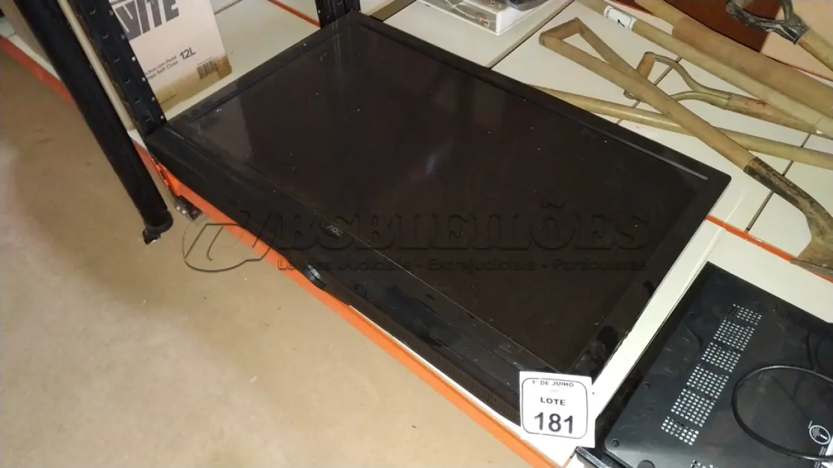 LOTE 181 - 01 TV 42’’ MARCA AOC PARA RETIRADA DE PEÇAS. (NO ESTADO) ATENÇÃO! FAZER A VISITAÇÃO ANTES DE ARREMATAR, NÃO SABEMOS SE FUNCIONA, LEILÃO NÃO TEM GARANTIA E NEM DEVOLUÇÃO, SUJEITO A POSSÍVEIS AVARIAS VISÍVEIS/OCULTAS E/OU AUSÊNCIA DE COMPONENTES.