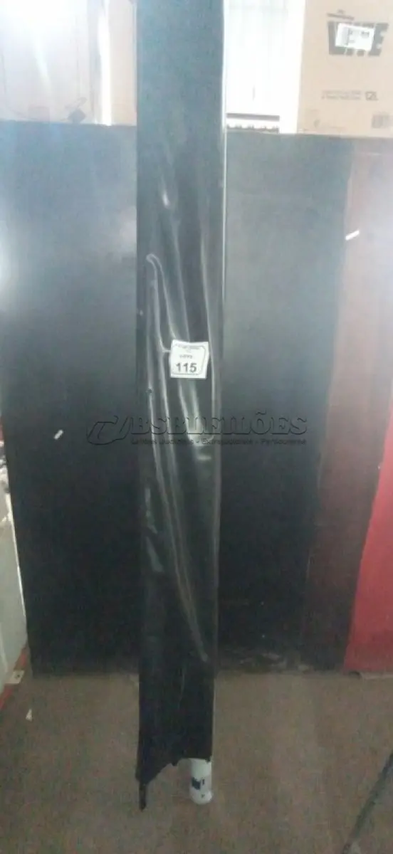 LOTE 115 - 01 TELA DE PROJEÇÃO RETRÁTIL. (NO ESTADO) ATENÇÃO! FAZER A VISITAÇÃO ANTES DE ARREMATAR, NÃO SABEMOS SE FUNCIONA, LEILÃO NÃO TEM GARANTIA E NEM DEVOLUÇÃO, SUJEITO A POSSÍVEIS AVARIAS VISÍVEIS/OCULTAS E/OU AUSÊNCIA DE COMPONENTES.