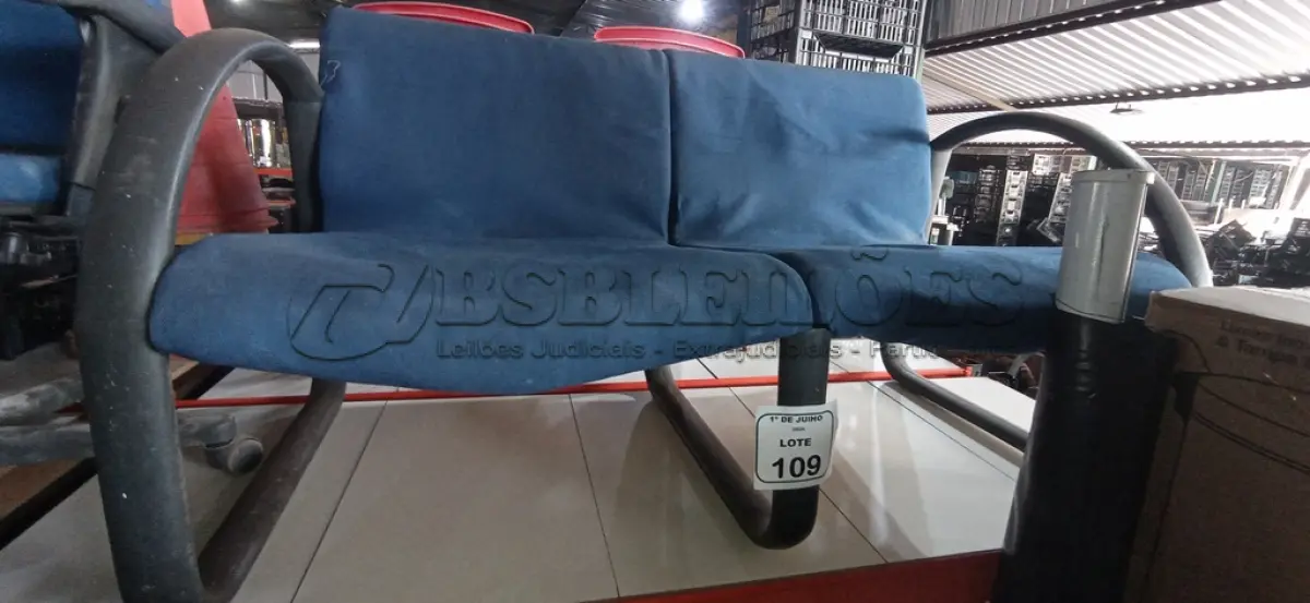 LOTE 109 - 01 POLTRONA DE 02 LUGARES. (NO ESTADO) ATENÇÃO! FAZER A VISITAÇÃO ANTES DE ARREMATAR, NÃO SABEMOS SE FUNCIONA, LEILÃO NÃO TEM GARANTIA E NEM DEVOLUÇÃO, SUJEITO A POSSÍVEIS AVARIAS VISÍVEIS/OCULTAS E/OU AUSÊNCIA DE COMPONENTES.