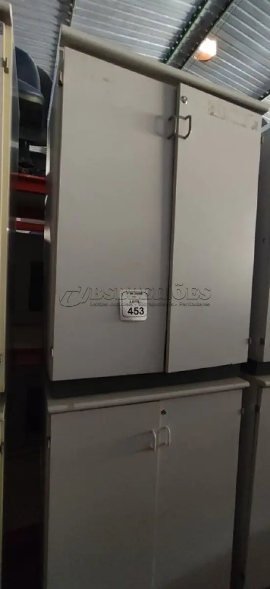 LOTE 453 - 02 ARMÁRIOS EM MADEIRA COM 02 PORTAS. (NO ESTADO) ATENÇÃO! FAZER A VISITAÇÃO ANTES DE ARREMATAR, NÃO SABEMOS SE FUNCIONA, LEILÃO NÃO TEM GARANTIA E NEM DEVOLUÇÃO, SUJEITO A POSSÍVEIS AVARIAS VISÍVEIS/OCULTAS E/OU AUSÊNCIA DE COMPONENTES.