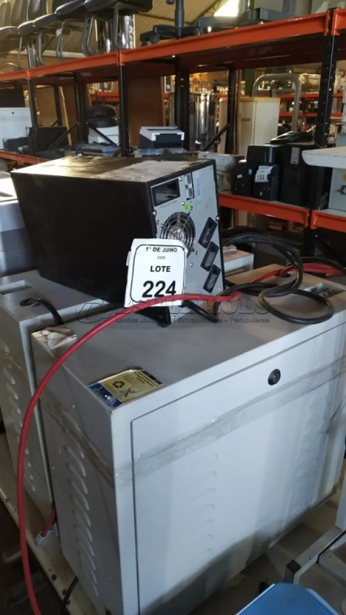 LOTE 224 - 02 BANCOS DE BATERIA VAZIO E 01 NOBREAK. (NO ESTADO) ATENÇÃO! FAZER A VISITAÇÃO ANTES DE ARREMATAR, NÃO SABEMOS SE FUNCIONA, LEILÃO NÃO TEM GARANTIA E NEM DEVOLUÇÃO, SUJEITO A POSSÍVEIS AVARIAS VISÍVEIS/OCULTAS E/OU AUSÊNCIA DE COMPONENTES.