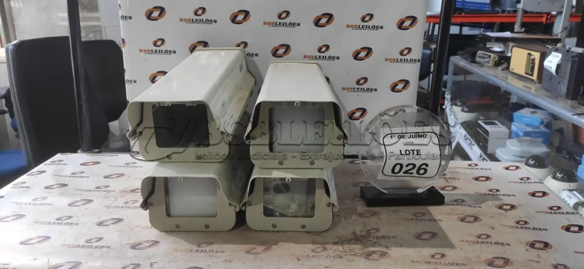 LOTE 026 - 04 CAIXAS DE PROTEÇÃO PARA CÂMERAS DE SEGURANÇA. (NO ESTADO) ATENÇÃO! FAZER A VISITAÇÃO ANTES DE ARREMATAR, NÃO SABEMOS SE FUNCIONA, LEILÃO NÃO TEM GARANTIA E NEM DEVOLUÇÃO, SUJEITO A POSSÍVEIS AVARIAS VISÍVEIS/OCULTAS E/OU AUSÊNCIA DE COMPONENTES.