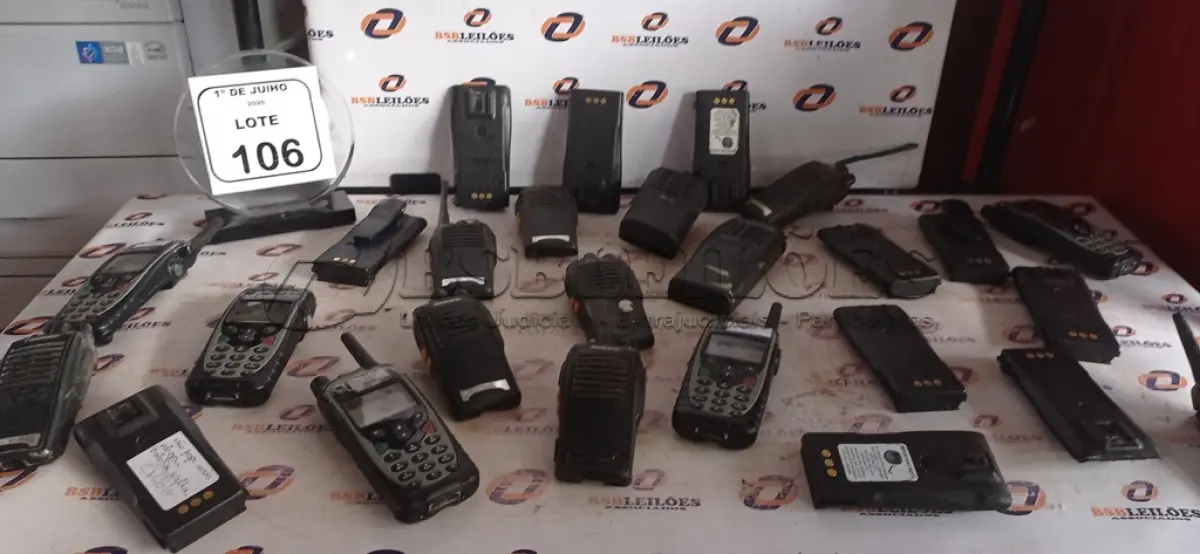 LOTE 106 - 01 LOTE COM VÁRIOS RÁDIOS COMUNICADORES DE MARCAS E MODELOS DIVERSOS PARA RETIRADA DE PEÇAS. (NO ESTADO) ATENÇÃO! FAZER A VISITAÇÃO ANTES DE ARREMATAR, NÃO SABEMOS SE FUNCIONA, LEILÃO NÃO TEM GARANTIA E NEM DEVOLUÇÃO, SUJEITO A POSSÍVEIS AVARIAS VISÍVEIS/OCULTAS E/OU AUSÊNCIA DE COMPONENTES.