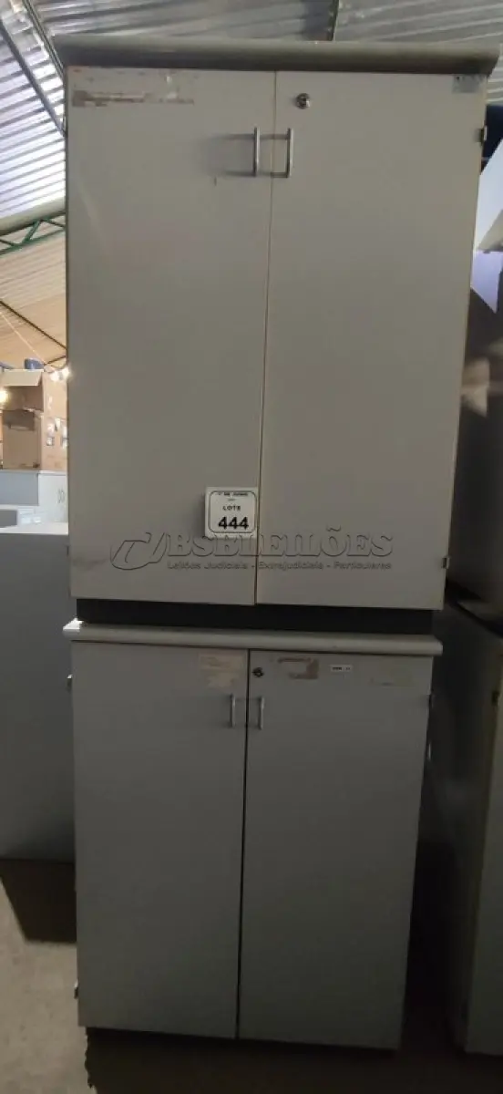 LOTE 444 - 02 ARMÁRIOS EM MADEIRA COM 02 PORTAS. (NO ESTADO) ATENÇÃO! FAZER A VISITAÇÃO ANTES DE ARREMATAR, NÃO SABEMOS SE FUNCIONA, LEILÃO NÃO TEM GARANTIA E NEM DEVOLUÇÃO, SUJEITO A POSSÍVEIS AVARIAS VISÍVEIS/OCULTAS E/OU AUSÊNCIA DE COMPONENTES.