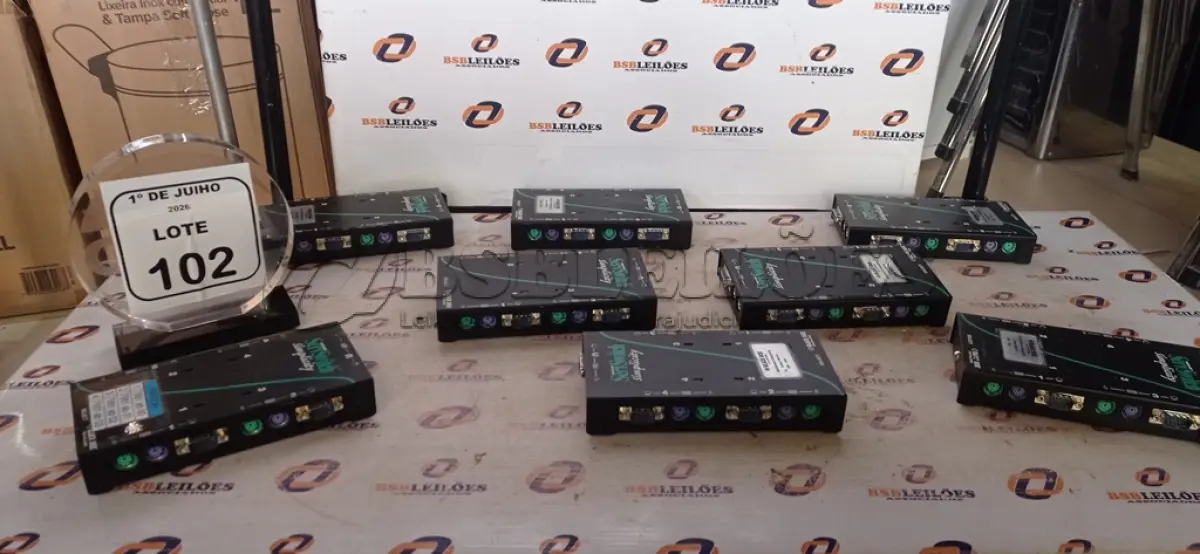 LOTE 102 - 08 SWITCHS KVM 04 PORTAS MODELO SERVSWITCH MARCA BLACK BOX. (NO ESTADO) ATENÇÃO! FAZER A VISITAÇÃO ANTES DE ARREMATAR, NÃO SABEMOS SE FUNCIONA, LEILÃO NÃO TEM GARANTIA E NEM DEVOLUÇÃO, SUJEITO A POSSÍVEIS AVARIAS VISÍVEIS/OCULTAS E/OU AUSÊNCIA DE COMPONENTES.