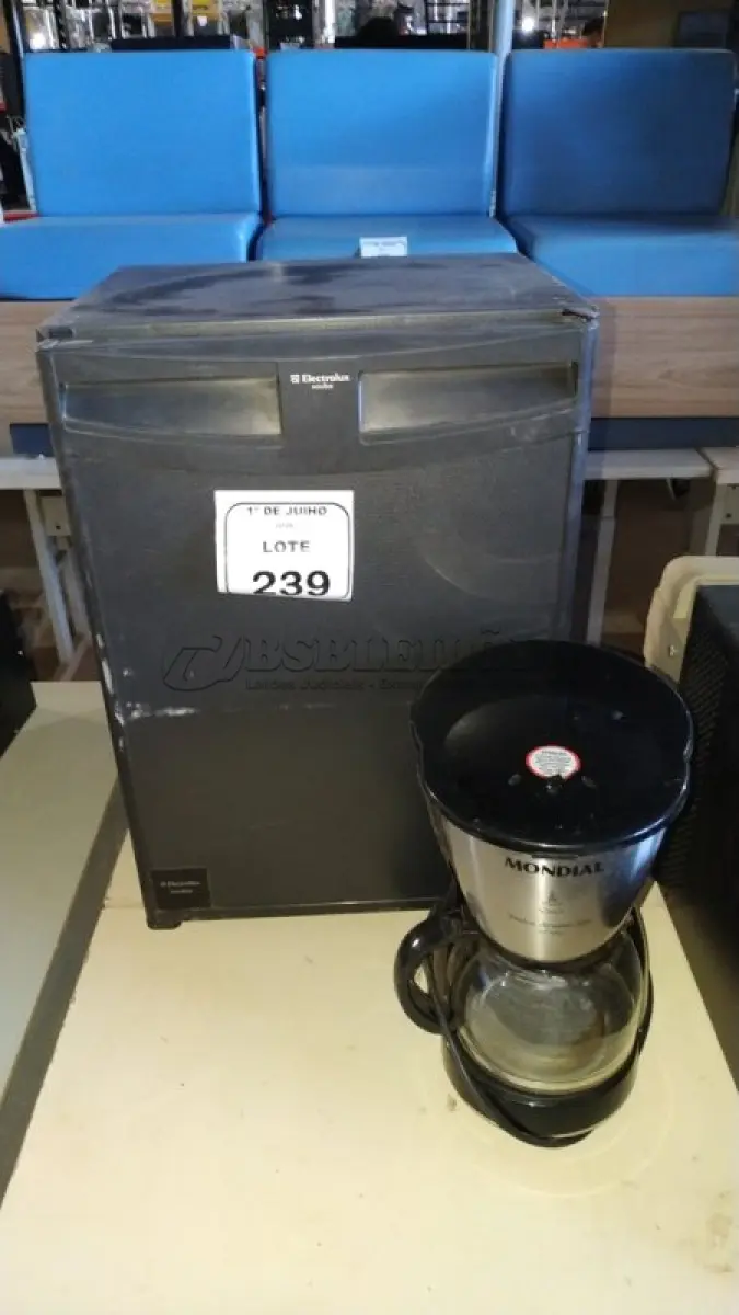LOTE 239 - 01 FRIGOBAR 220V MARCA ELECTROLUX E 01 CAFETEIRA MARCA MONDIAL. (NO ESTADO) ATENÇÃO! FAZER A VISITAÇÃO ANTES DE ARREMATAR, NÃO SABEMOS SE FUNCIONA, LEILÃO NÃO TEM GARANTIA E NEM DEVOLUÇÃO, SUJEITO A POSSÍVEIS AVARIAS VISÍVEIS/OCULTAS E/OU AUSÊNCIA DE COMPONENTES.