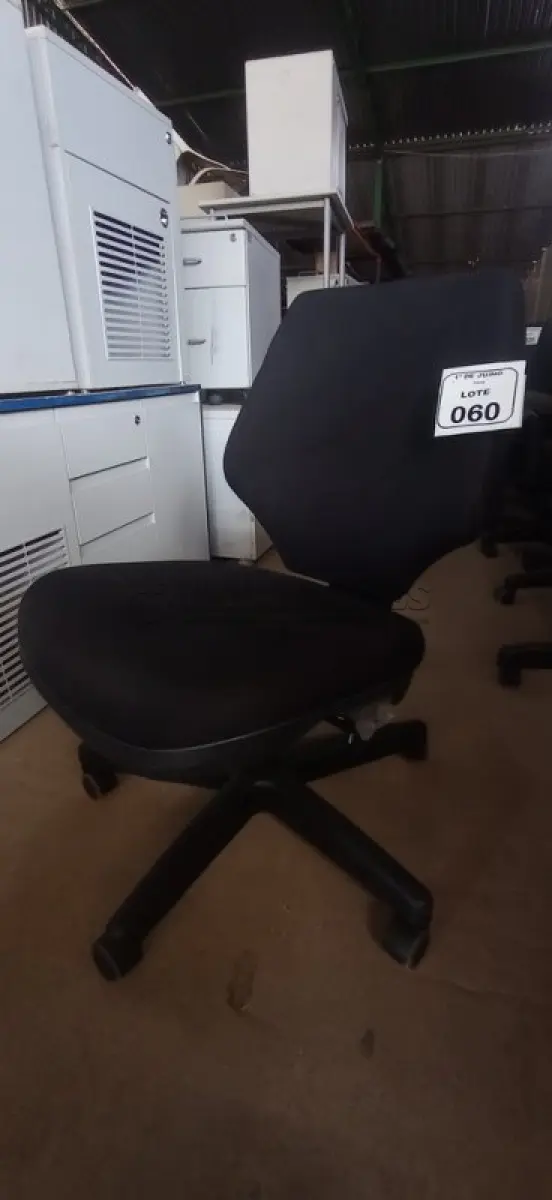 LOTE 060 - 01 CADEIRA DE ESCRITÓRIO GIRATÓRIA. (NO ESTADO) ATENÇÃO! FAZER A VISITAÇÃO ANTES DE ARREMATAR, NÃO SABEMOS SE FUNCIONA, LEILÃO NÃO TEM GARANTIA E NEM DEVOLUÇÃO, SUJEITO A POSSÍVEIS AVARIAS VISÍVEIS/OCULTAS E/OU AUSÊNCIA DE COMPONENTES.
