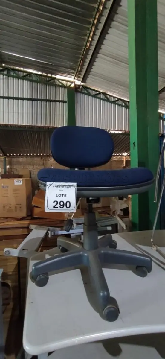 LOTE 290 - 01 CADEIRA DE ESCRITÓRIO GIRATÓRIA. (NO ESTADO) ATENÇÃO! FAZER A VISITAÇÃO ANTES DE ARREMATAR, NÃO SABEMOS SE FUNCIONA, LEILÃO NÃO TEM GARANTIA E NEM DEVOLUÇÃO, SUJEITO A POSSÍVEIS AVARIAS VISÍVEIS/OCULTAS E/OU AUSÊNCIA DE COMPONENTES.