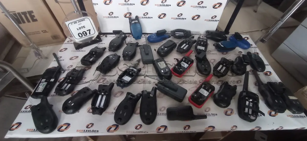 LOTE 097 - 01 LOTE COM VÁRIOS RÁDIOS COMUNICADORES DE MARCAS E MODELOS DIVERSOS PARA RETIRADA DE PEÇAS. (NO ESTADO) ATENÇÃO! FAZER A VISITAÇÃO ANTES DE ARREMATAR, NÃO SABEMOS SE FUNCIONA, LEILÃO NÃO TEM GARANTIA E NEM DEVOLUÇÃO, SUJEITO A POSSÍVEIS AVARIAS VISÍVEIS/OCULTAS E/OU AUSÊNCIA DE COMPONENTES.