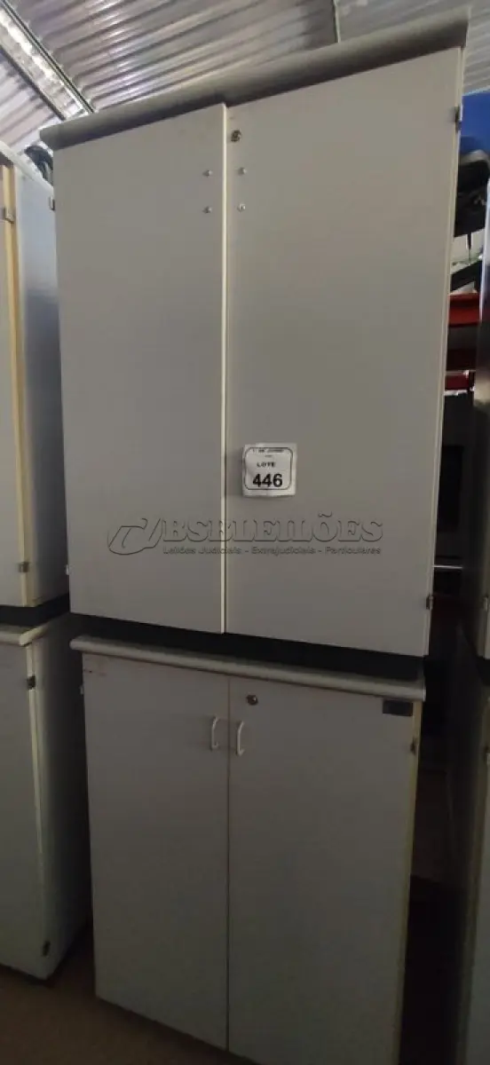 LOTE 446 - 02 ARMÁRIOS EM MADEIRA COM 02 PORTAS. (NO ESTADO) ATENÇÃO! FAZER A VISITAÇÃO ANTES DE ARREMATAR, NÃO SABEMOS SE FUNCIONA, LEILÃO NÃO TEM GARANTIA E NEM DEVOLUÇÃO, SUJEITO A POSSÍVEIS AVARIAS VISÍVEIS/OCULTAS E/OU AUSÊNCIA DE COMPONENTES.
