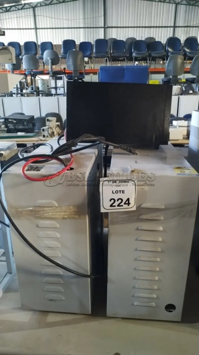 LOTE 224 - 02 BANCOS DE BATERIA VAZIO E 01 NOBREAK. (NO ESTADO) ATENÇÃO! FAZER A VISITAÇÃO ANTES DE ARREMATAR, NÃO SABEMOS SE FUNCIONA, LEILÃO NÃO TEM GARANTIA E NEM DEVOLUÇÃO, SUJEITO A POSSÍVEIS AVARIAS VISÍVEIS/OCULTAS E/OU AUSÊNCIA DE COMPONENTES.