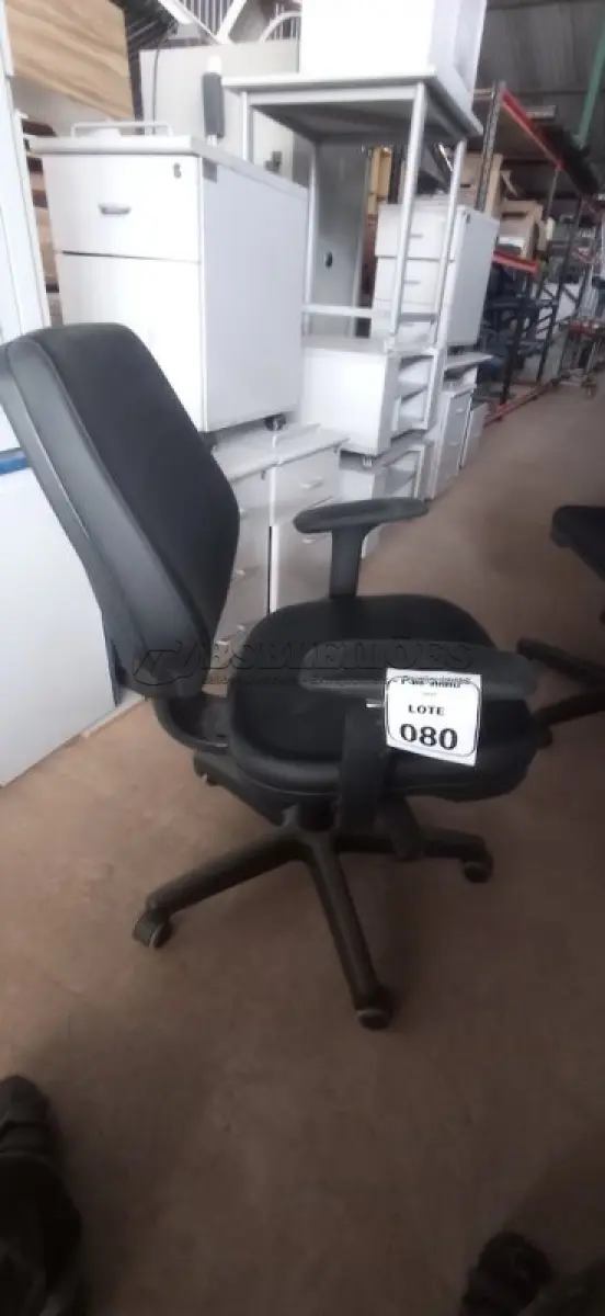 LOTE 080 - 01 CADEIRA DE ESCRITÓRIO GIRATÓRIA. (NO ESTADO) ATENÇÃO! FAZER A VISITAÇÃO ANTES DE ARREMATAR, NÃO SABEMOS SE FUNCIONA, LEILÃO NÃO TEM GARANTIA E NEM DEVOLUÇÃO, SUJEITO A POSSÍVEIS AVARIAS VISÍVEIS/OCULTAS E/OU AUSÊNCIA DE COMPONENTES.