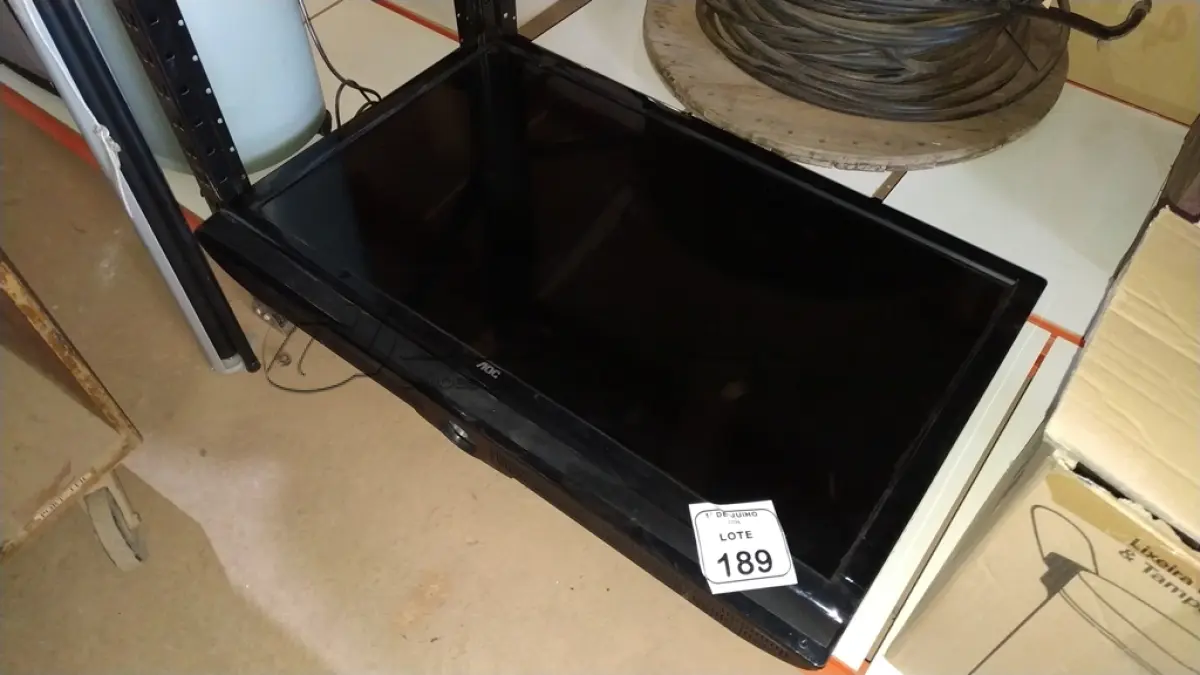 LOTE 189 - 01 TV 42’’ MARCA AOC PARA RETIRADA DE PEÇAS. (NO ESTADO) ATENÇÃO! FAZER A VISITAÇÃO ANTES DE ARREMATAR, NÃO SABEMOS SE FUNCIONA, LEILÃO NÃO TEM GARANTIA E NEM DEVOLUÇÃO, SUJEITO A POSSÍVEIS AVARIAS VISÍVEIS/OCULTAS E/OU AUSÊNCIA DE COMPONENTES.