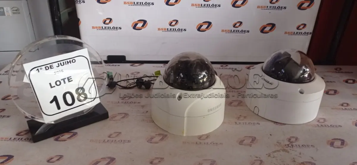 LOTE 108 - 02 CÂMERAS TIPO DOME MARCAS SAMSUNG E BOSCH. (NO ESTADO) ATENÇÃO! FAZER A VISITAÇÃO ANTES DE ARREMATAR, NÃO SABEMOS SE FUNCIONA, LEILÃO NÃO TEM GARANTIA E NEM DEVOLUÇÃO, SUJEITO A POSSÍVEIS AVARIAS VISÍVEIS/OCULTAS E/OU AUSÊNCIA DE COMPONENTES.