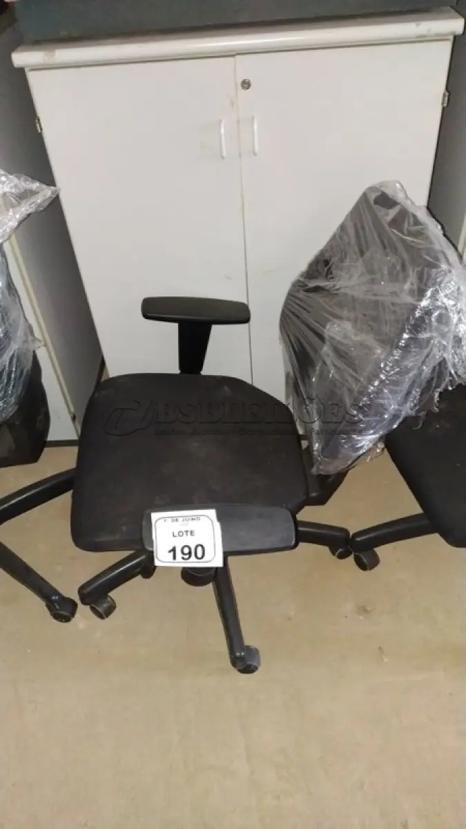 LOTE 190 - 01 CADEIRA DE ESCRITÓRIO GIRATÓRIA. (NO ESTADO) ATENÇÃO! FAZER A VISITAÇÃO ANTES DE ARREMATAR, NÃO SABEMOS SE FUNCIONA, LEILÃO NÃO TEM GARANTIA E NEM DEVOLUÇÃO, SUJEITO A POSSÍVEIS AVARIAS VISÍVEIS/OCULTAS E/OU AUSÊNCIA DE COMPONENTES.