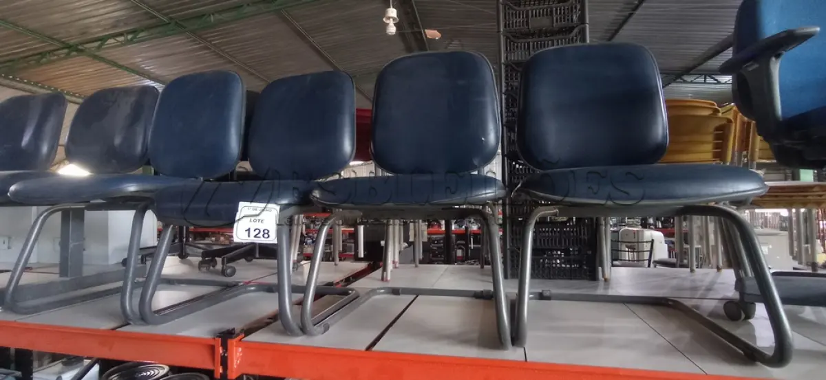 LOTE 128 - 04 CADEIRAS DE PÉS FIXOS. (NO ESTADO) ATENÇÃO! FAZER A VISITAÇÃO ANTES DE ARREMATAR, NÃO SABEMOS SE FUNCIONA, LEILÃO NÃO TEM GARANTIA E NEM DEVOLUÇÃO, SUJEITO A POSSÍVEIS AVARIAS VISÍVEIS/OCULTAS E/OU AUSÊNCIA DE COMPONENTES.