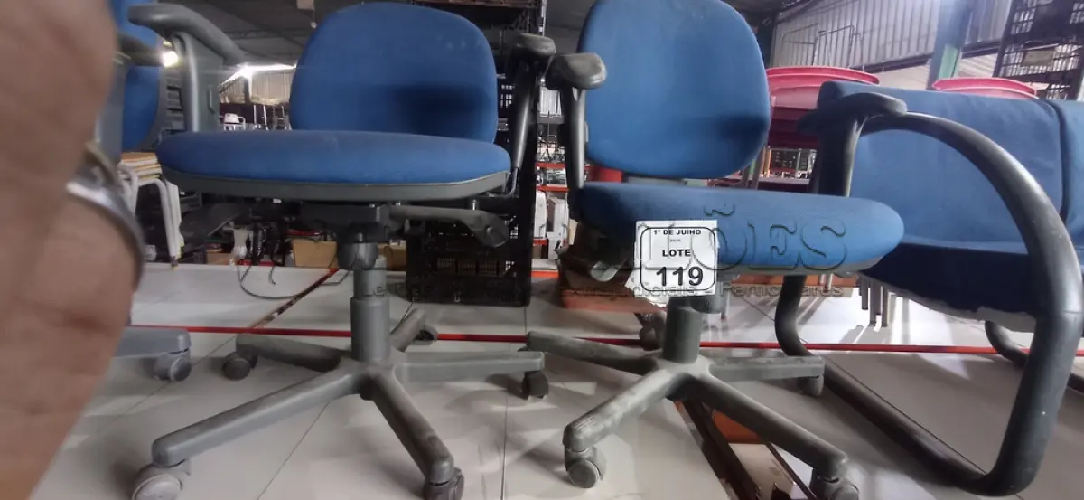 LOTE 119 - 02 CADEIRAS DE ESCRITÓRIO GIRATÓRIAS. (NO ESTADO) ATENÇÃO! FAZER A VISITAÇÃO ANTES DE ARREMATAR, NÃO SABEMOS SE FUNCIONA, LEILÃO NÃO TEM GARANTIA E NEM DEVOLUÇÃO, SUJEITO A POSSÍVEIS AVARIAS VISÍVEIS/OCULTAS E/OU AUSÊNCIA DE COMPONENTES.