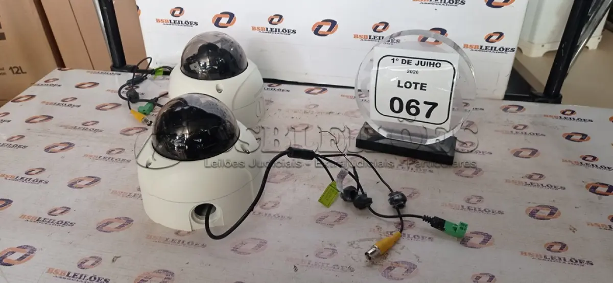 LOTE 067 - 02 CÂMERAS DE SEGURANÇA MODELO DOME MARCA SAMSUNG. (NO ESTADO) ATENÇÃO! FAZER A VISITAÇÃO ANTES DE ARREMATAR, NÃO SABEMOS SE FUNCIONA, LEILÃO NÃO TEM GARANTIA E NEM DEVOLUÇÃO, SUJEITO A POSSÍVEIS AVARIAS VISÍVEIS/OCULTAS E/OU AUSÊNCIA DE COMPONENTES.