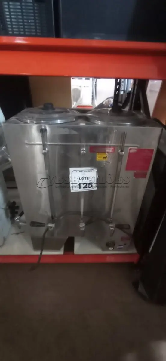 LOTE 125 - 01 CAFETEIRA INDUSTRIAL EM INOX. (NO ESTADO) ATENÇÃO! FAZER A VISITAÇÃO ANTES DE ARREMATAR, NÃO SABEMOS SE FUNCIONA, LEILÃO NÃO TEM GARANTIA E NEM DEVOLUÇÃO, SUJEITO A POSSÍVEIS AVARIAS VISÍVEIS/OCULTAS E/OU AUSÊNCIA DE COMPONENTES.