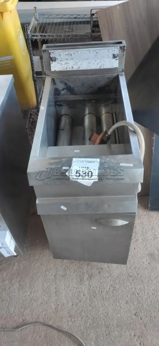LOTE 530 - 01 FRITADEIRA INDUSTRIAL E INOX INCOMPLETA. (NO ESTADO) ATENÇÃO! FAZER A VISITAÇÃO ANTES DE ARREMATAR, NÃO SABEMOS SE FUNCIONA, LEILÃO NÃO TEM GARANTIA E NEM DEVOLUÇÃO, SUJEITO A POSSÍVEIS AVARIAS VISÍVEIS/OCULTAS E/OU AUSÊNCIA DE COMPONENTES.