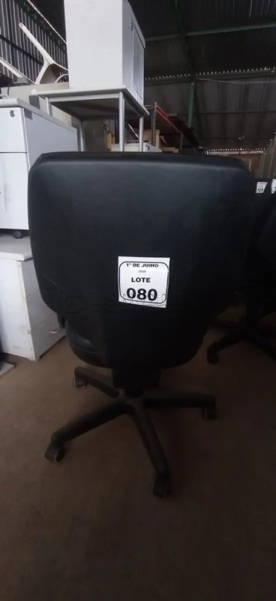 LOTE 080 - 01 CADEIRA DE ESCRITÓRIO GIRATÓRIA. (NO ESTADO) ATENÇÃO! FAZER A VISITAÇÃO ANTES DE ARREMATAR, NÃO SABEMOS SE FUNCIONA, LEILÃO NÃO TEM GARANTIA E NEM DEVOLUÇÃO, SUJEITO A POSSÍVEIS AVARIAS VISÍVEIS/OCULTAS E/OU AUSÊNCIA DE COMPONENTES.