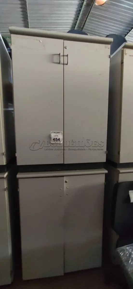 LOTE 453 - 02 ARMÁRIOS EM MADEIRA COM 02 PORTAS. (NO ESTADO) ATENÇÃO! FAZER A VISITAÇÃO ANTES DE ARREMATAR, NÃO SABEMOS SE FUNCIONA, LEILÃO NÃO TEM GARANTIA E NEM DEVOLUÇÃO, SUJEITO A POSSÍVEIS AVARIAS VISÍVEIS/OCULTAS E/OU AUSÊNCIA DE COMPONENTES.