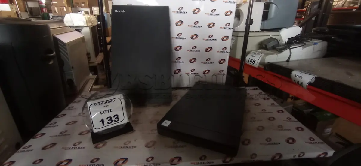 LOTE 133 - 02 SCANNERS DE MESA MARCA KODAK. (NO ESTADO) ATENÇÃO! FAZER A VISITAÇÃO ANTES DE ARREMATAR, NÃO SABEMOS SE FUNCIONA, LEILÃO NÃO TEM GARANTIA E NEM DEVOLUÇÃO, SUJEITO A POSSÍVEIS AVARIAS VISÍVEIS/OCULTAS E/OU AUSÊNCIA DE COMPONENTES.