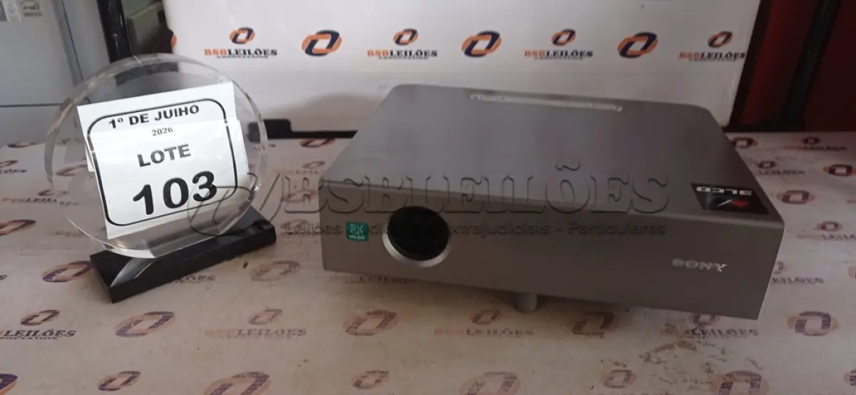 LOTE 103 - 01 PROJETOR MARCA SONY. (NO ESTADO) ATENÇÃO! FAZER A VISITAÇÃO ANTES DE ARREMATAR, NÃO SABEMOS SE FUNCIONA, LEILÃO NÃO TEM GARANTIA E NEM DEVOLUÇÃO, SUJEITO A POSSÍVEIS AVARIAS VISÍVEIS/OCULTAS E/OU AUSÊNCIA DE COMPONENTES.