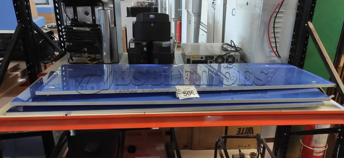 LOTE 506 - 03 PAINÉIS DE VIDRO TEMPERADO DE 1,58X0,50. (NO ESTADO) ATENÇÃO! FAZER A VISITAÇÃO ANTES DE ARREMATAR, NÃO SABEMOS SE FUNCIONA, LEILÃO NÃO TEM GARANTIA E NEM DEVOLUÇÃO, SUJEITO A POSSÍVEIS AVARIAS VISÍVEIS/OCULTAS E/OU AUSÊNCIA DE COMPONENTES.