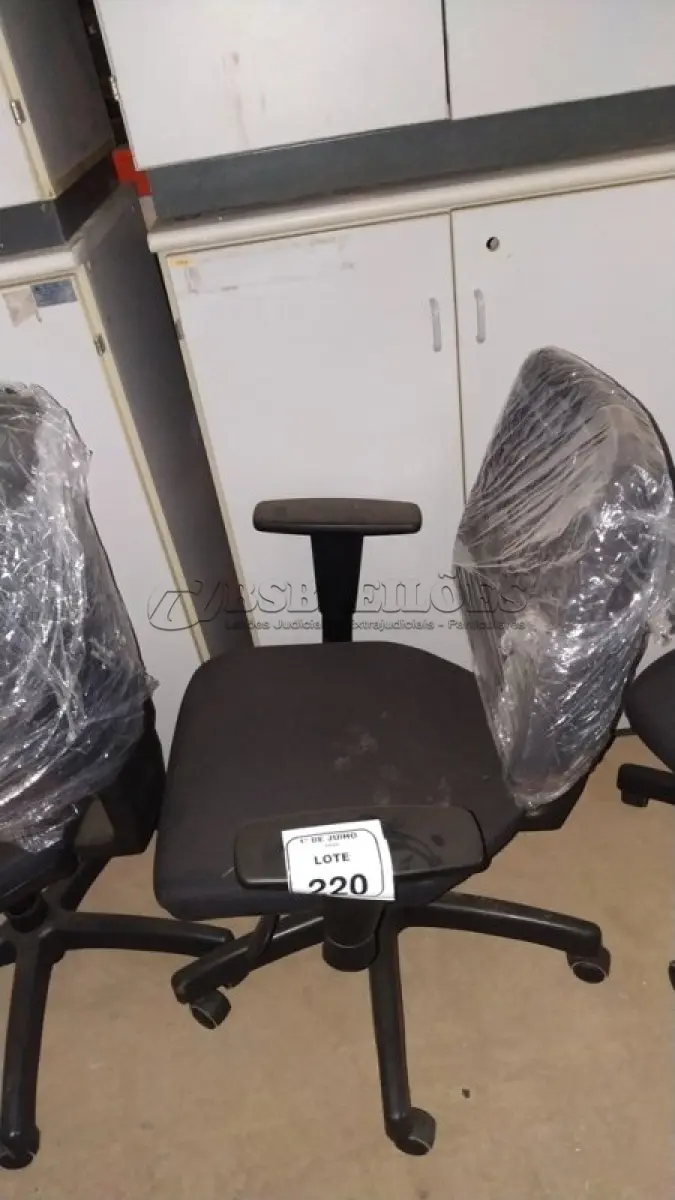 LOTE 220 - 01 CADEIRA DE ESCRITÓRIO GIRATÓRIA. (NO ESTADO) ATENÇÃO! FAZER A VISITAÇÃO ANTES DE ARREMATAR, NÃO SABEMOS SE FUNCIONA, LEILÃO NÃO TEM GARANTIA E NEM DEVOLUÇÃO, SUJEITO A POSSÍVEIS AVARIAS VISÍVEIS/OCULTAS E/OU AUSÊNCIA DE COMPONENTES.
