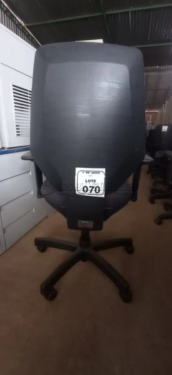 LOTE 070 - 01 CADEIRA DE ESCRITÓRIO GIRATÓRIA. (NO ESTADO) ATENÇÃO! FAZER A VISITAÇÃO ANTES DE ARREMATAR, NÃO SABEMOS SE FUNCIONA, LEILÃO NÃO TEM GARANTIA E NEM DEVOLUÇÃO, SUJEITO A POSSÍVEIS AVARIAS VISÍVEIS/OCULTAS E/OU AUSÊNCIA DE COMPONENTES.