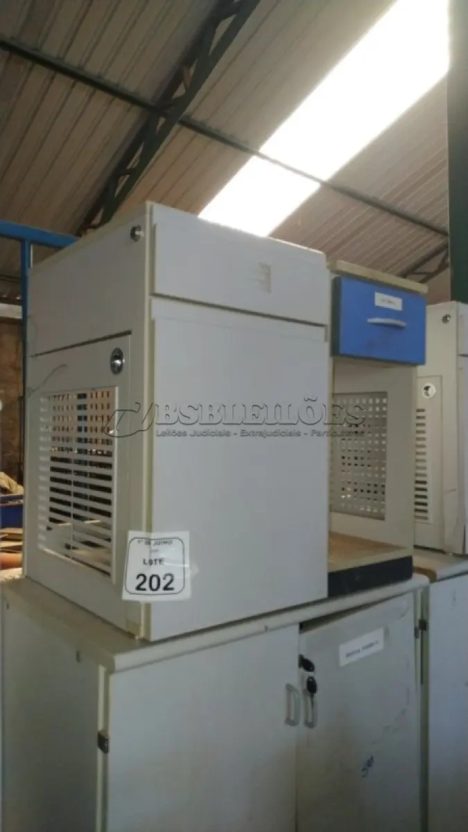 LOTE 202 - 01 ARMÁRIO ALTO COM 02 PORTAS EM MADEIRA E 02 ARMÁRIOS BAIXO PARA CPU COM 01 GAVETA E 01 PORTA. (NO ESTADO) ATENÇÃO! FAZER A VISITAÇÃO ANTES DE ARREMATAR, NÃO SABEMOS SE FUNCIONA, LEILÃO NÃO TEM GARANTIA E NEM DEVOLUÇÃO, SUJEITO A POSSÍVEIS AVARIAS VISÍVEIS/OCULTAS E/OU AUSÊNCIA DE COMPONENTES.