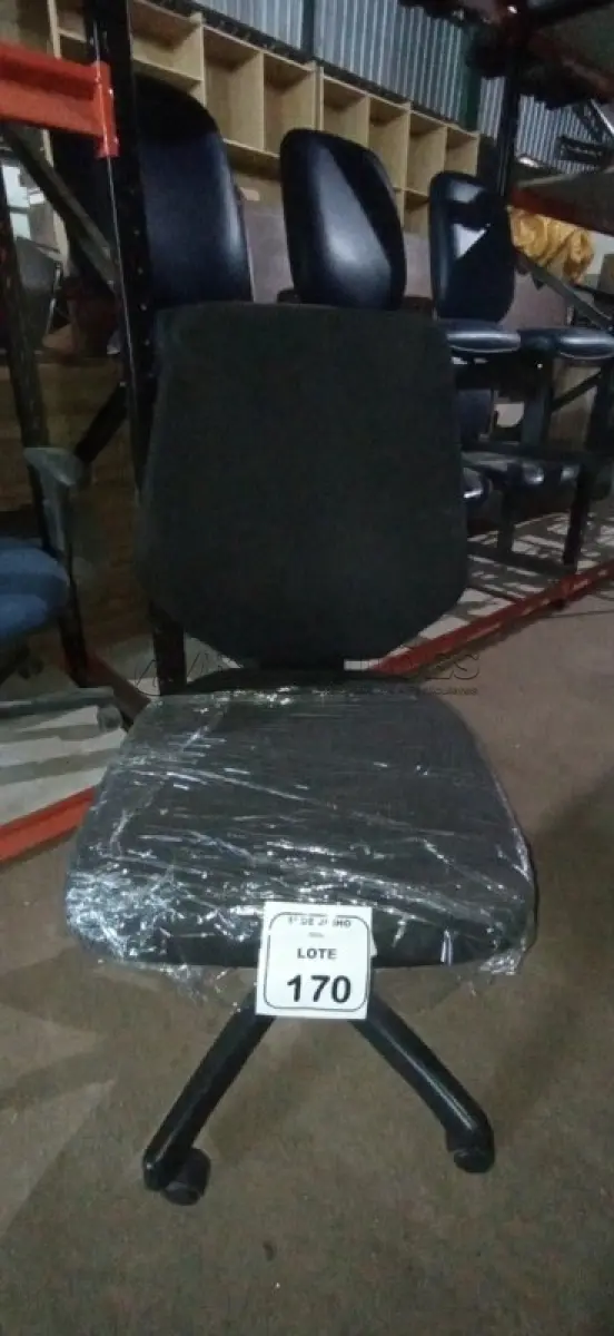 LOTE 170 - 01 CADEIRA DE ESCRITÓRIO GIRATÓRIA. (NO ESTADO) ATENÇÃO! FAZER A VISITAÇÃO ANTES DE ARREMATAR, NÃO SABEMOS SE FUNCIONA, LEILÃO NÃO TEM GARANTIA E NEM DEVOLUÇÃO, SUJEITO A POSSÍVEIS AVARIAS VISÍVEIS/OCULTAS E/OU AUSÊNCIA DE COMPONENTES.