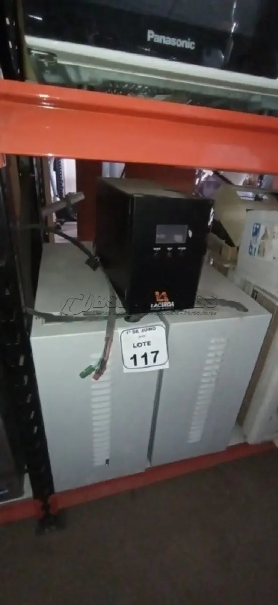 LOTE 117 - 01 NOBREAK E 02 BANCOS DE BATERIA. (NO ESTADO) ATENÇÃO! FAZER A VISITAÇÃO ANTES DE ARREMATAR, NÃO SABEMOS SE FUNCIONA, LEILÃO NÃO TEM GARANTIA E NEM DEVOLUÇÃO, SUJEITO A POSSÍVEIS AVARIAS VISÍVEIS/OCULTAS E/OU AUSÊNCIA DE COMPONENTES.
