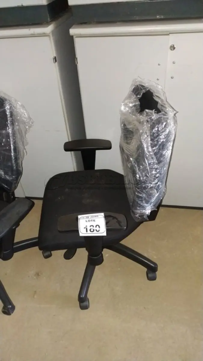 LOTE 180 - 01 CADEIRA DE ESCRITÓRIO GIRATÓRIA. (NO ESTADO) ATENÇÃO! FAZER A VISITAÇÃO ANTES DE ARREMATAR, NÃO SABEMOS SE FUNCIONA, LEILÃO NÃO TEM GARANTIA E NEM DEVOLUÇÃO, SUJEITO A POSSÍVEIS AVARIAS VISÍVEIS/OCULTAS E/OU AUSÊNCIA DE COMPONENTES.