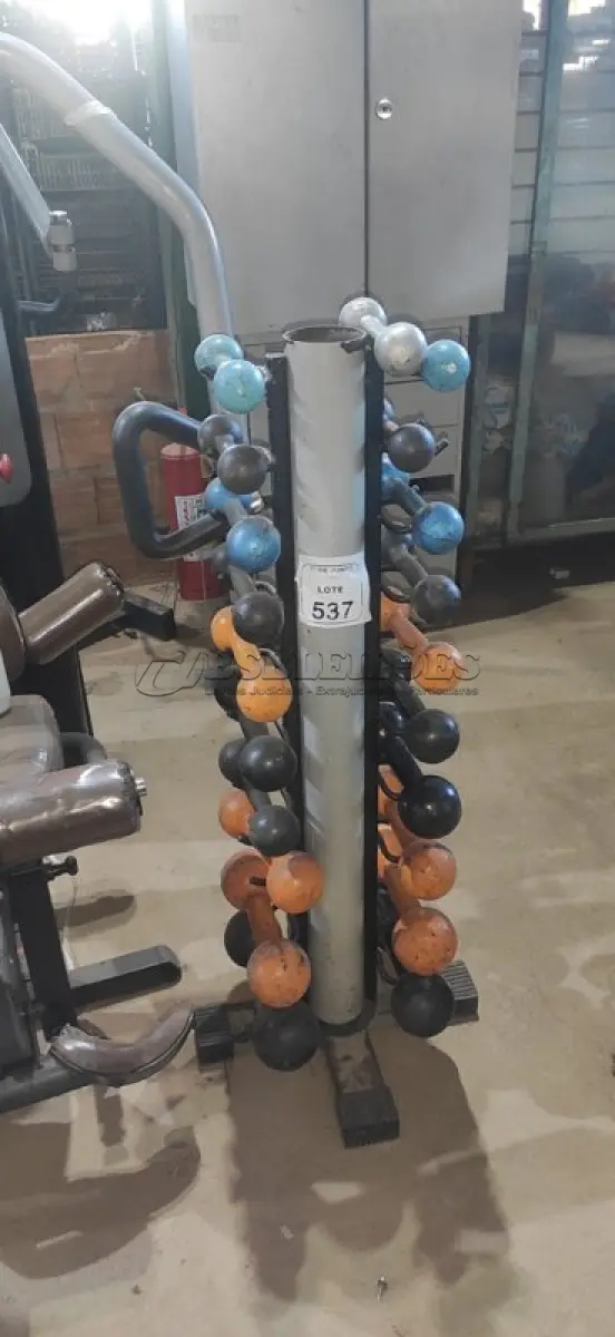 LOTE 537 - 10 PARES DE HALTERES COM SUPORTE. (NO ESTADO) ATENÇÃO! FAZER A VISITAÇÃO ANTES DE ARREMATAR, NÃO SABEMOS SE FUNCIONA, LEILÃO NÃO TEM GARANTIA E NEM DEVOLUÇÃO, SUJEITO A POSSÍVEIS AVARIAS VISÍVEIS/OCULTAS E/OU AUSÊNCIA DE COMPONENTES.