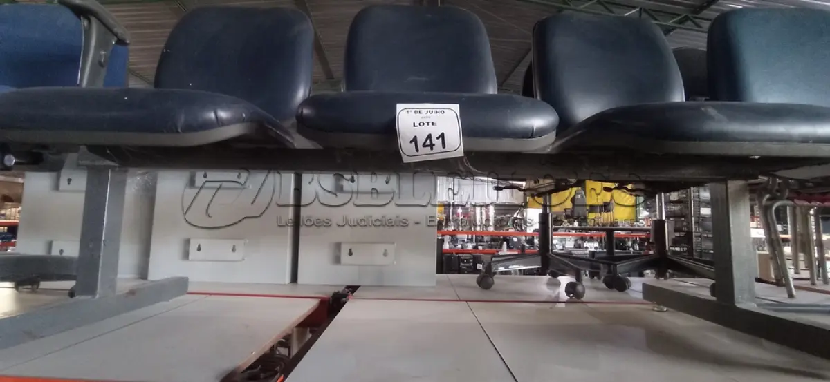 LOTE 141 - 01 CADEIRA TIPO LONGARINA COM 03 LUGARES. (NO ESTADO) ATENÇÃO! FAZER A VISITAÇÃO ANTES DE ARREMATAR, NÃO SABEMOS SE FUNCIONA, LEILÃO NÃO TEM GARANTIA E NEM DEVOLUÇÃO, SUJEITO A POSSÍVEIS AVARIAS VISÍVEIS/OCULTAS E/OU AUSÊNCIA DE COMPONENTES.